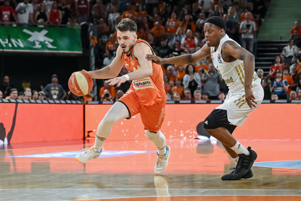 一地保持着 一地保持着